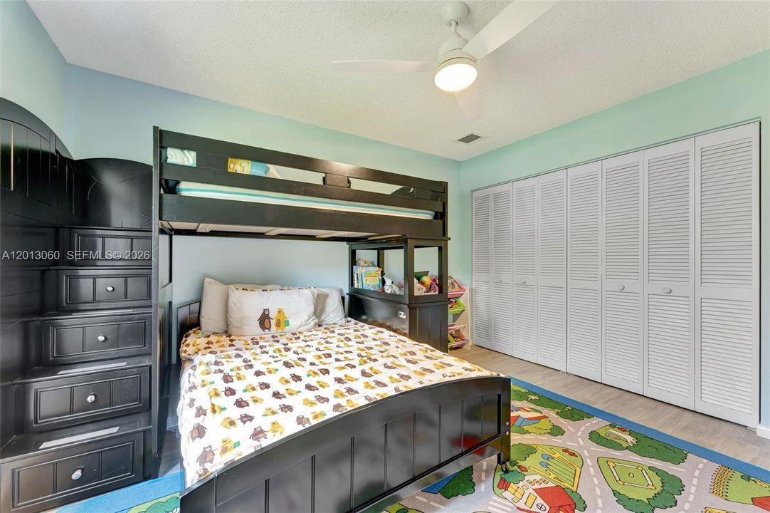 Activo con contrato: $885,000 (4 camas, 3 baños, 2804 Pies cuadrados)