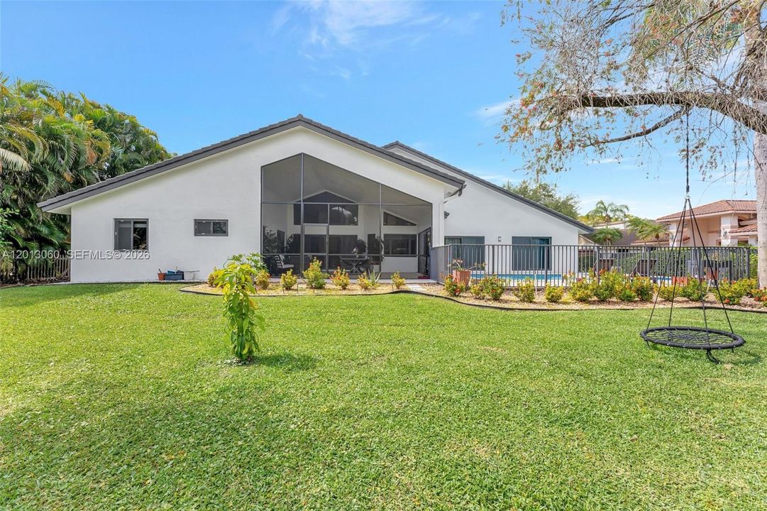 Activo con contrato: $885,000 (4 camas, 3 baños, 2804 Pies cuadrados)