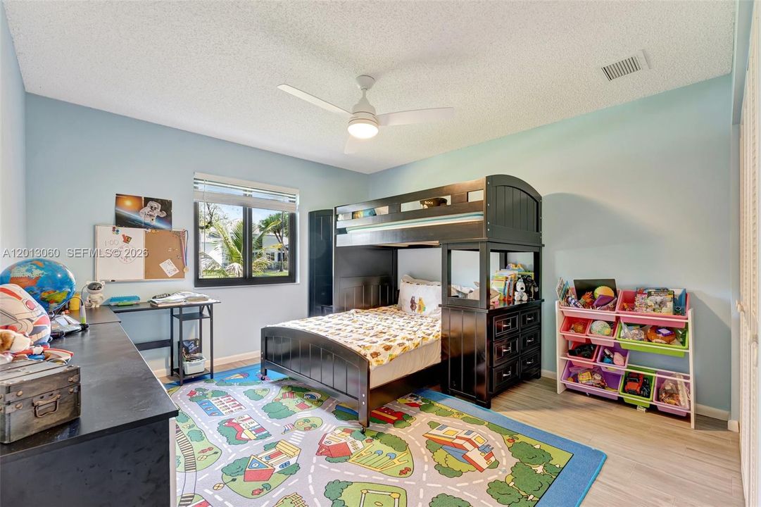 Activo con contrato: $885,000 (4 camas, 3 baños, 2804 Pies cuadrados)