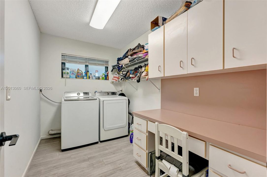 Activo con contrato: $885,000 (4 camas, 3 baños, 2804 Pies cuadrados)