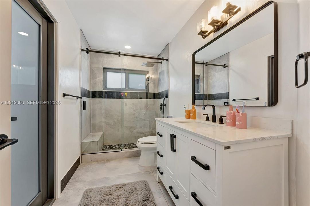 Activo con contrato: $885,000 (4 camas, 3 baños, 2804 Pies cuadrados)