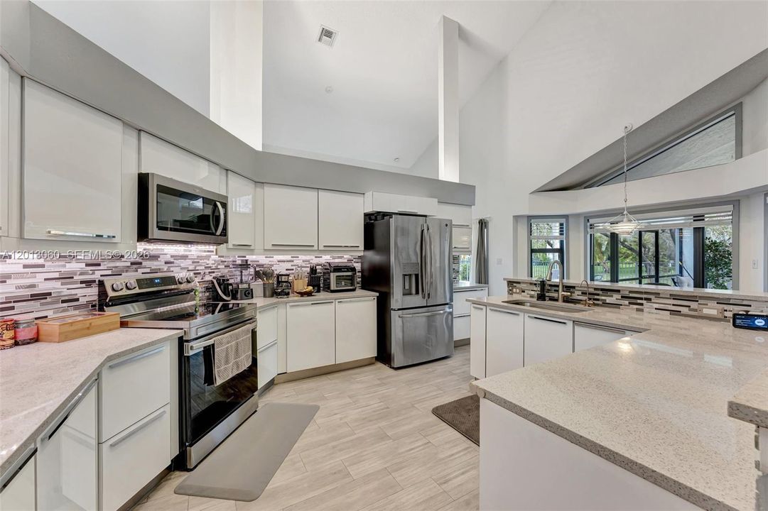 Activo con contrato: $885,000 (4 camas, 3 baños, 2804 Pies cuadrados)