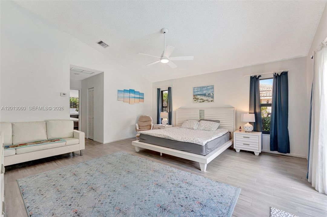 Activo con contrato: $885,000 (4 camas, 3 baños, 2804 Pies cuadrados)