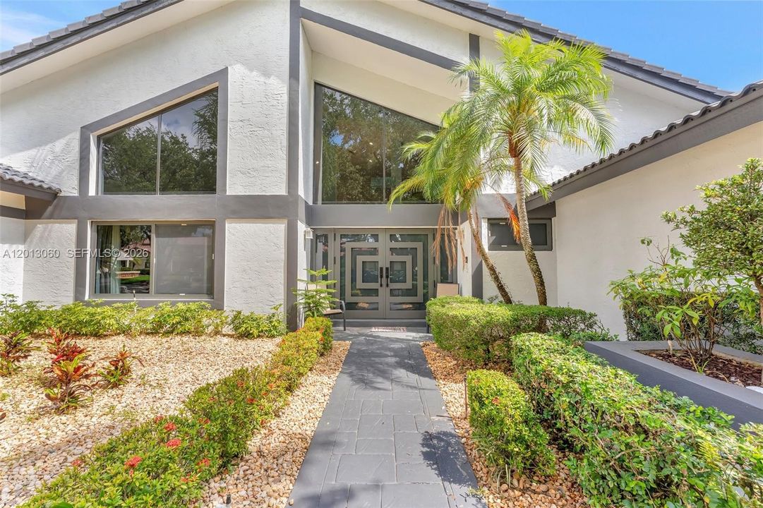 Activo con contrato: $885,000 (4 camas, 3 baños, 2804 Pies cuadrados)