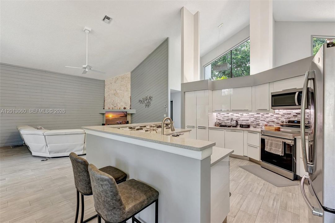 Activo con contrato: $885,000 (4 camas, 3 baños, 2804 Pies cuadrados)