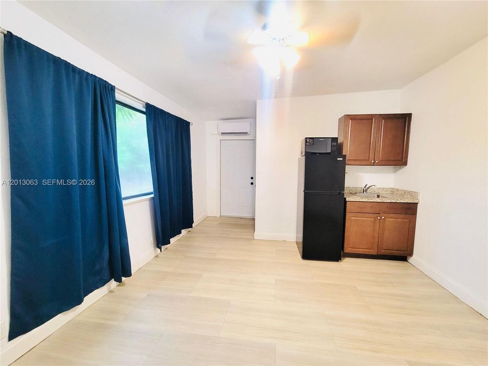 В аренду: $1,200 (0 спален, 1 ванн, 1611 Квадратных фут)