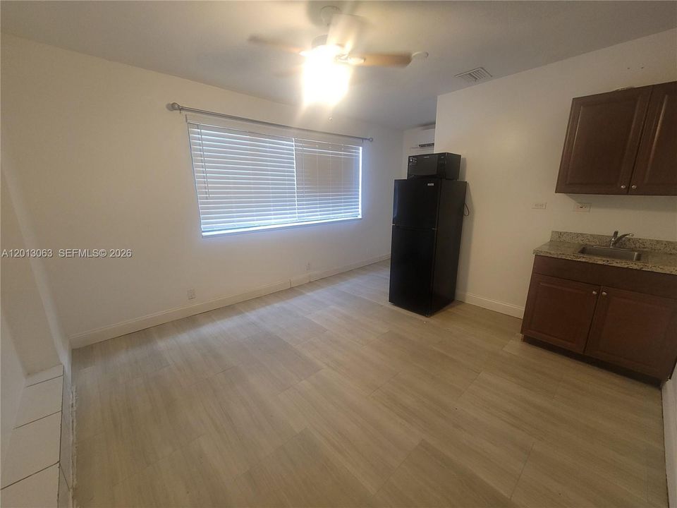 В аренду: $1,200 (0 спален, 1 ванн, 1611 Квадратных фут)
