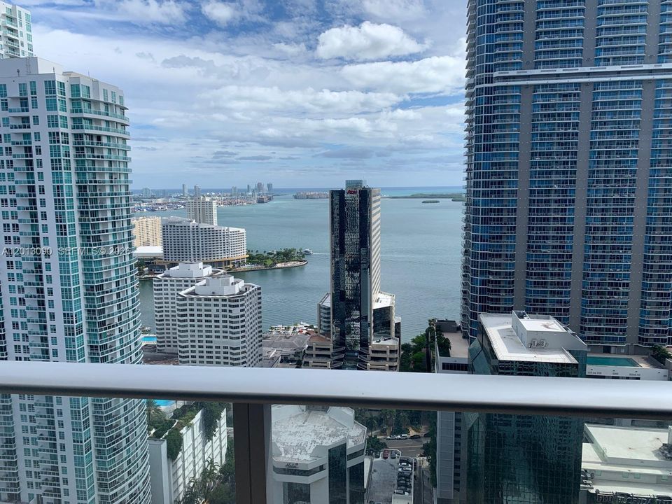 For Sale: $1,190,000 (2 beds, 3 baths, 1325 Square Feet)