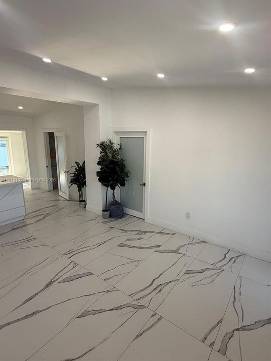 Activo con contrato: $649,000 (5 camas, 3 baños, 1870 Pies cuadrados)