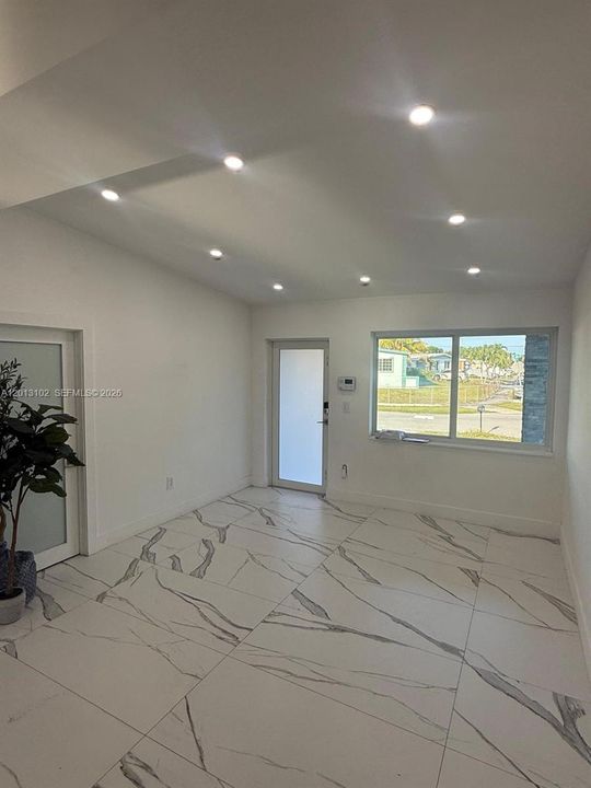 Activo con contrato: $649,000 (5 camas, 3 baños, 1870 Pies cuadrados)