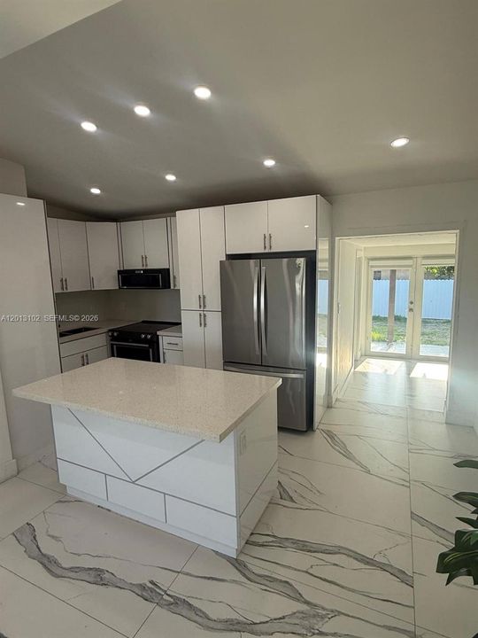 Activo con contrato: $649,000 (5 camas, 3 baños, 1870 Pies cuadrados)