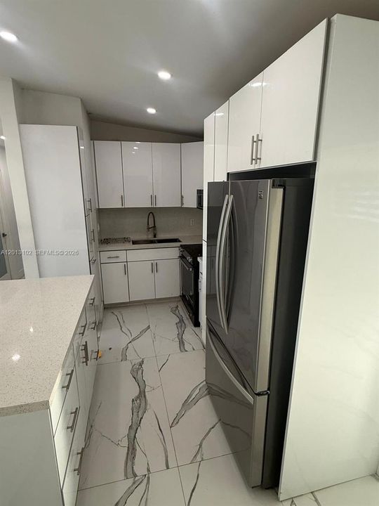 Activo con contrato: $649,000 (5 camas, 3 baños, 1870 Pies cuadrados)