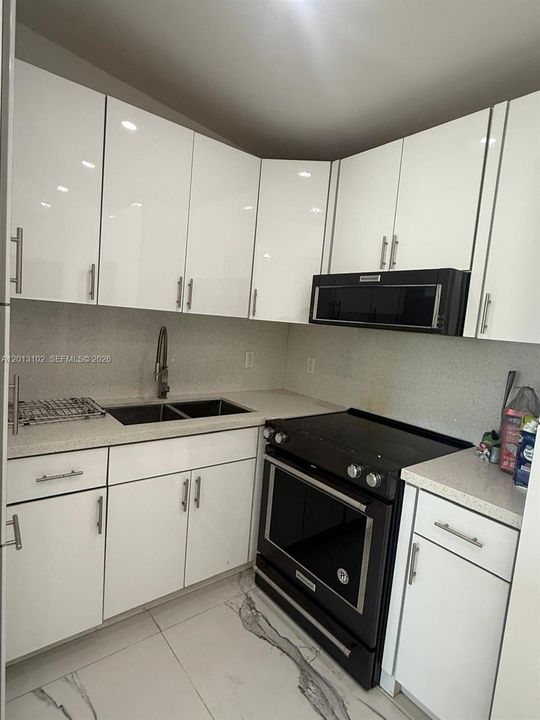 Activo con contrato: $649,000 (5 camas, 3 baños, 1870 Pies cuadrados)