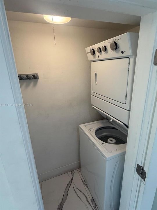 Activo con contrato: $649,000 (5 camas, 3 baños, 1870 Pies cuadrados)