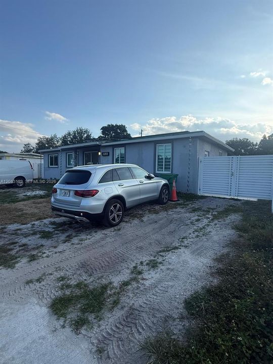 Activo con contrato: $649,000 (5 camas, 3 baños, 1870 Pies cuadrados)