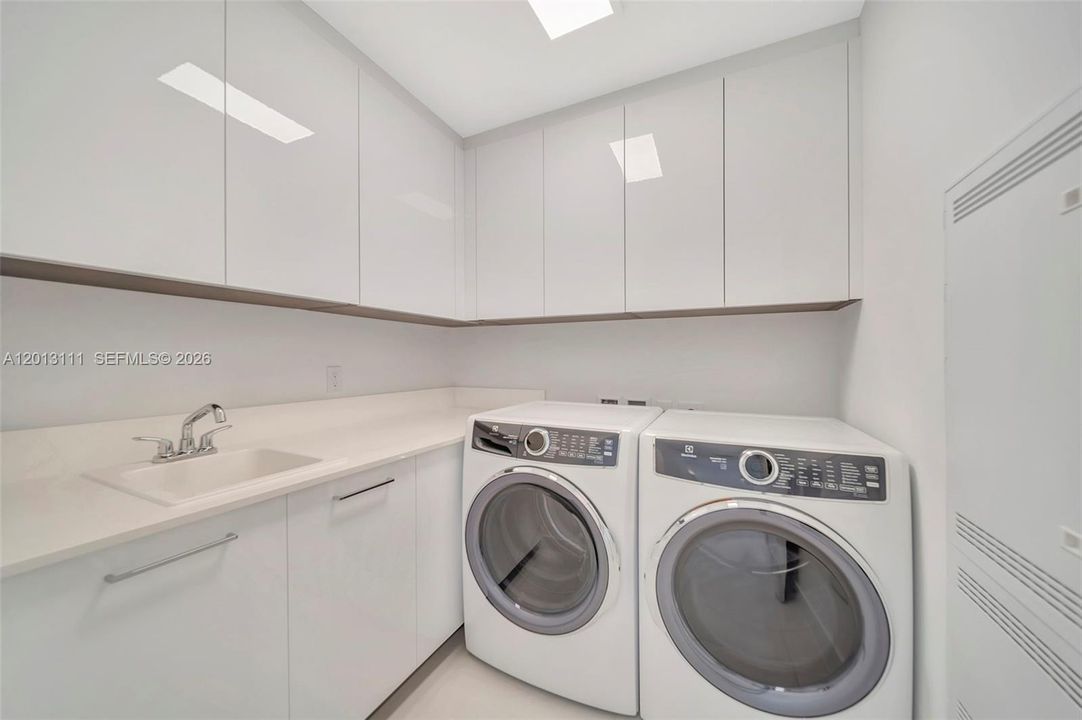 В аренду: $15,000 (2 спален, 3 ванн, 2315 Квадратных фут)