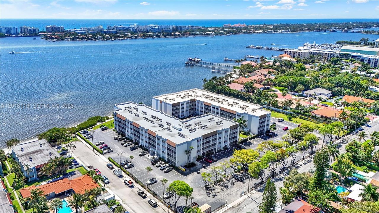 На продажу: $215,000 (2 спален, 2 ванн, 1155 Квадратных фут)