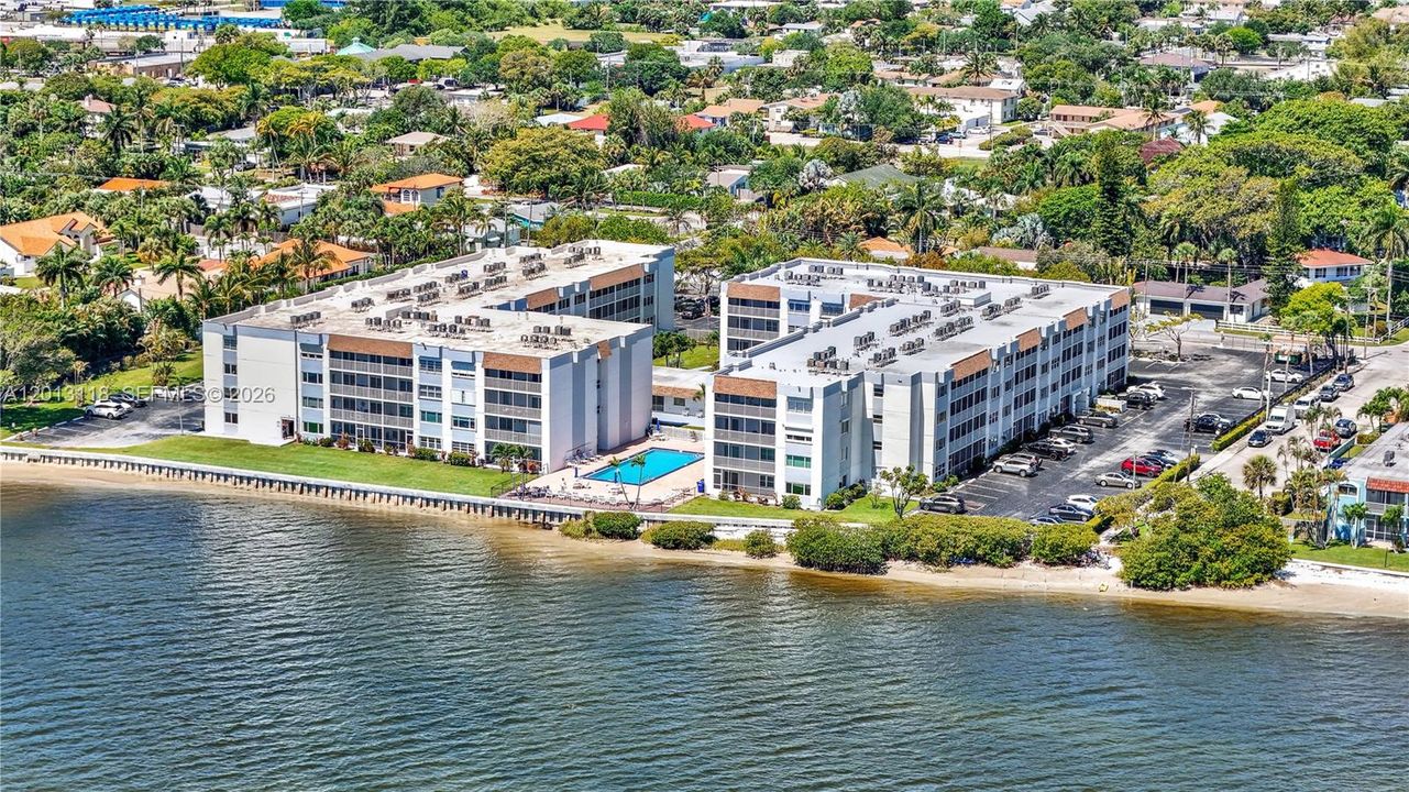 На продажу: $215,000 (2 спален, 2 ванн, 1155 Квадратных фут)