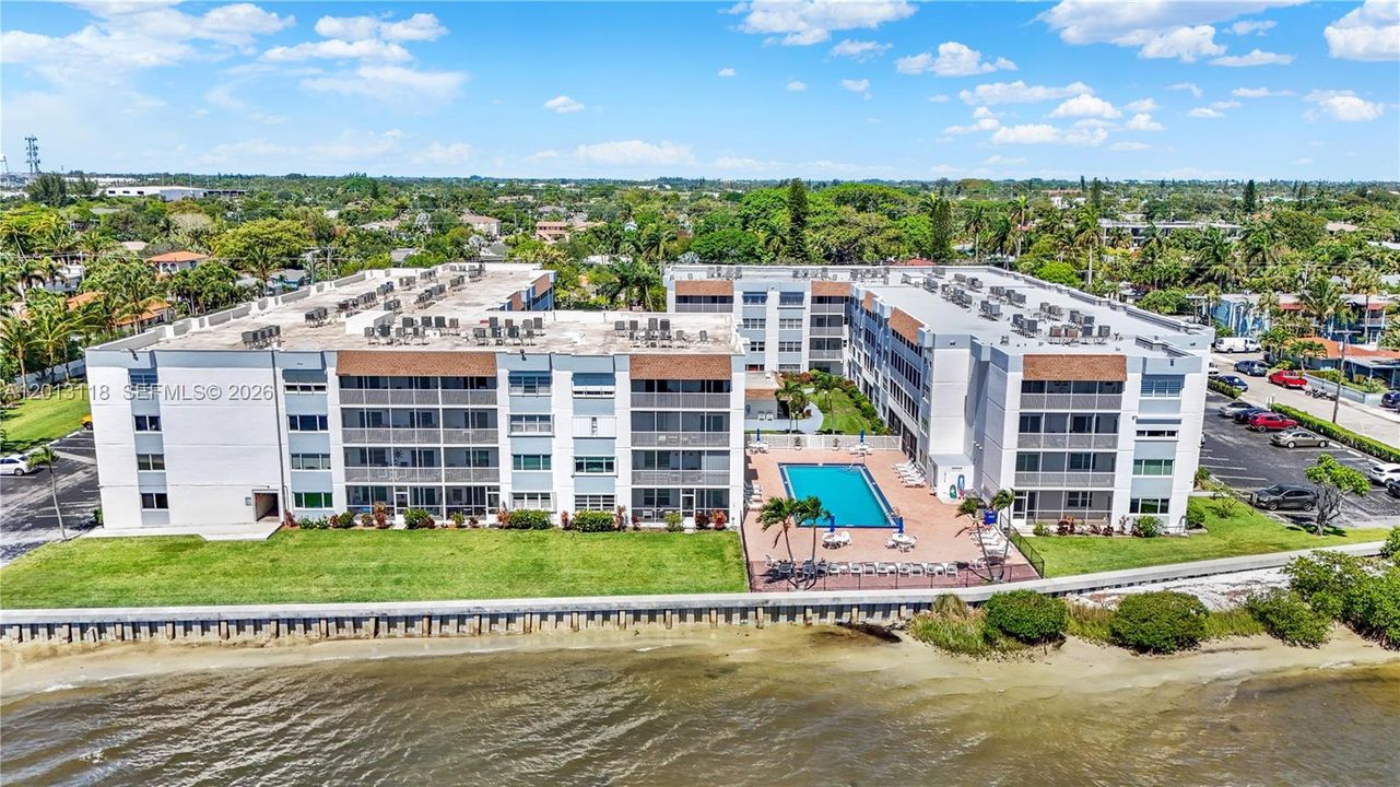 На продажу: $215,000 (2 спален, 2 ванн, 1155 Квадратных фут)