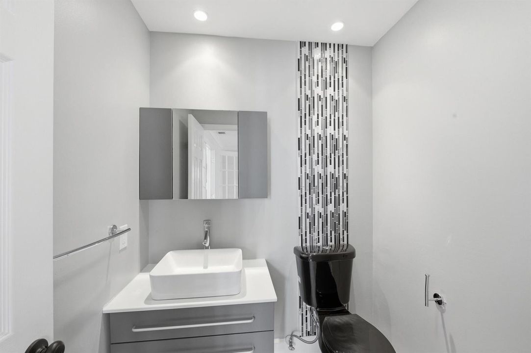 en suite powder room