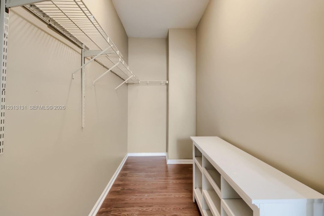 En Venta: $709,900 (4 camas, 3 baños, 2817 Pies cuadrados)
