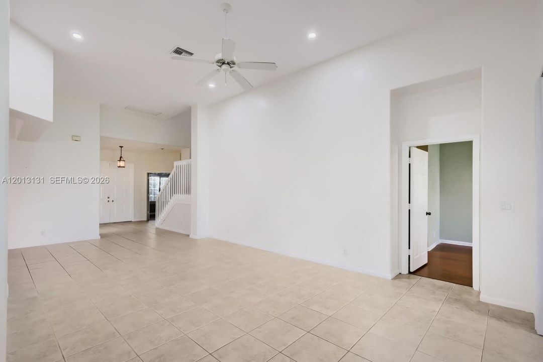 En Venta: $709,900 (4 camas, 3 baños, 2817 Pies cuadrados)
