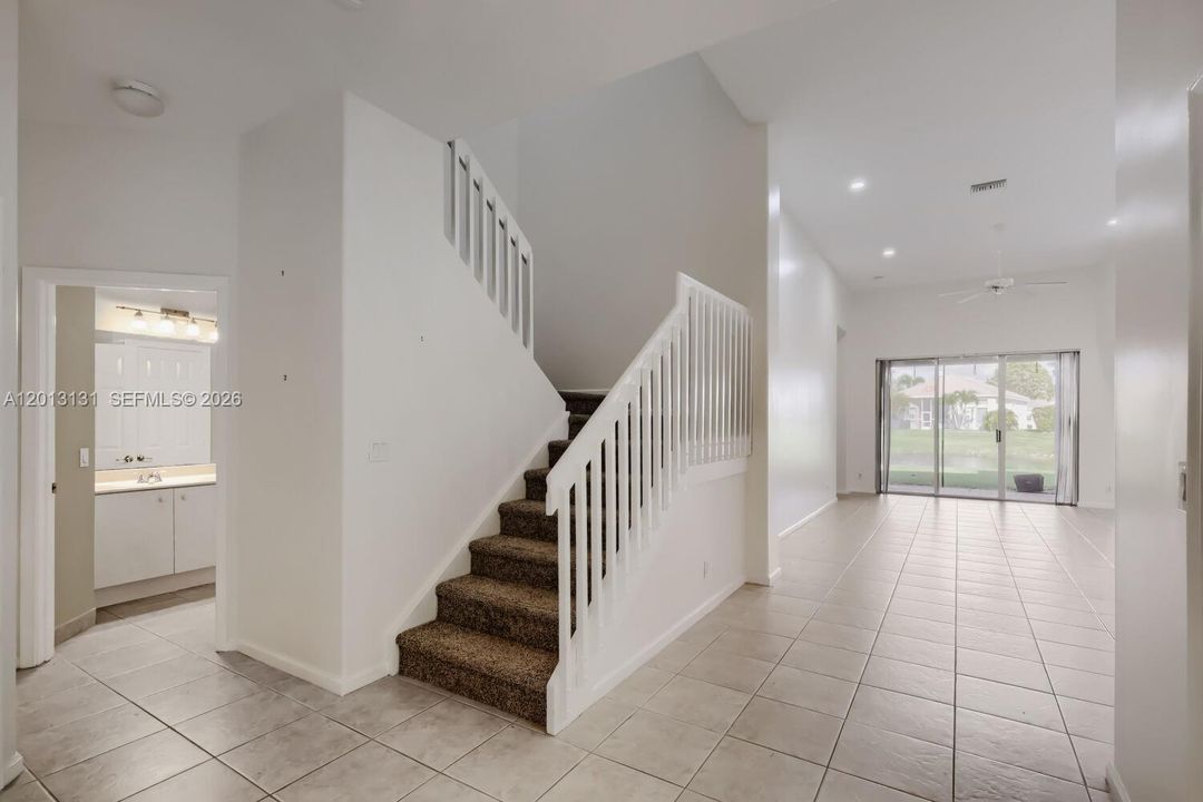 En Venta: $709,900 (4 camas, 3 baños, 2817 Pies cuadrados)