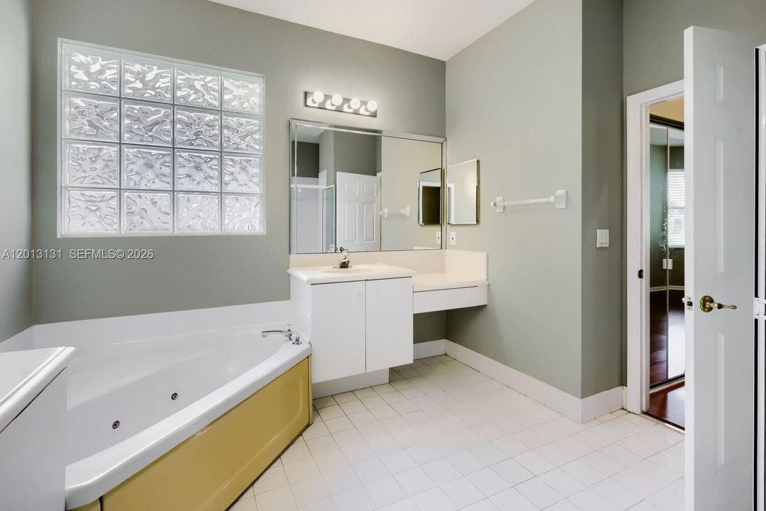 En Venta: $709,900 (4 camas, 3 baños, 2817 Pies cuadrados)