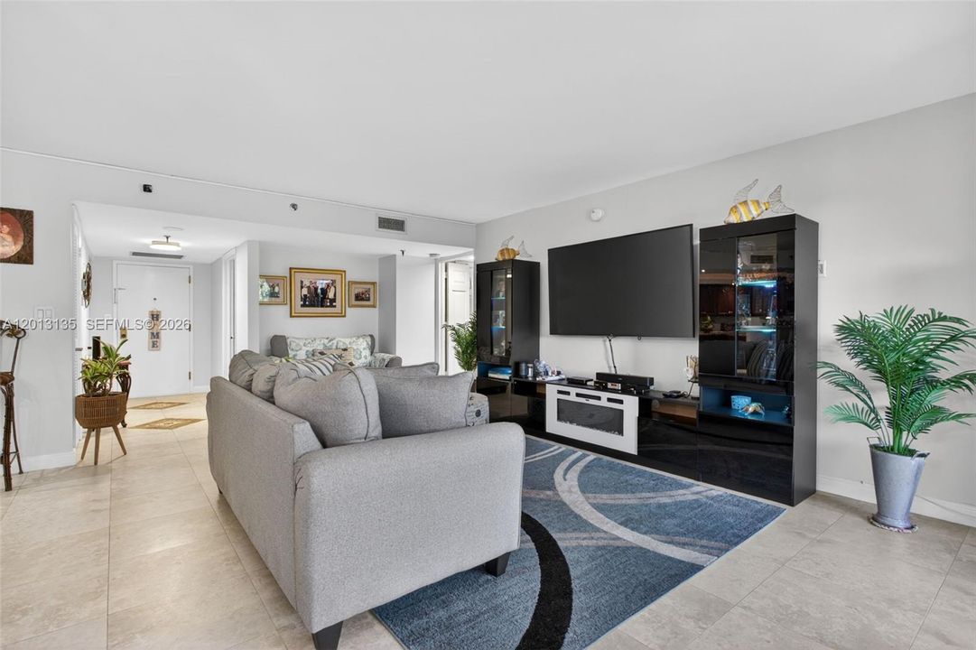 For Sale: $599,900 (2 beds, 2 baths, 1433 Square Feet)