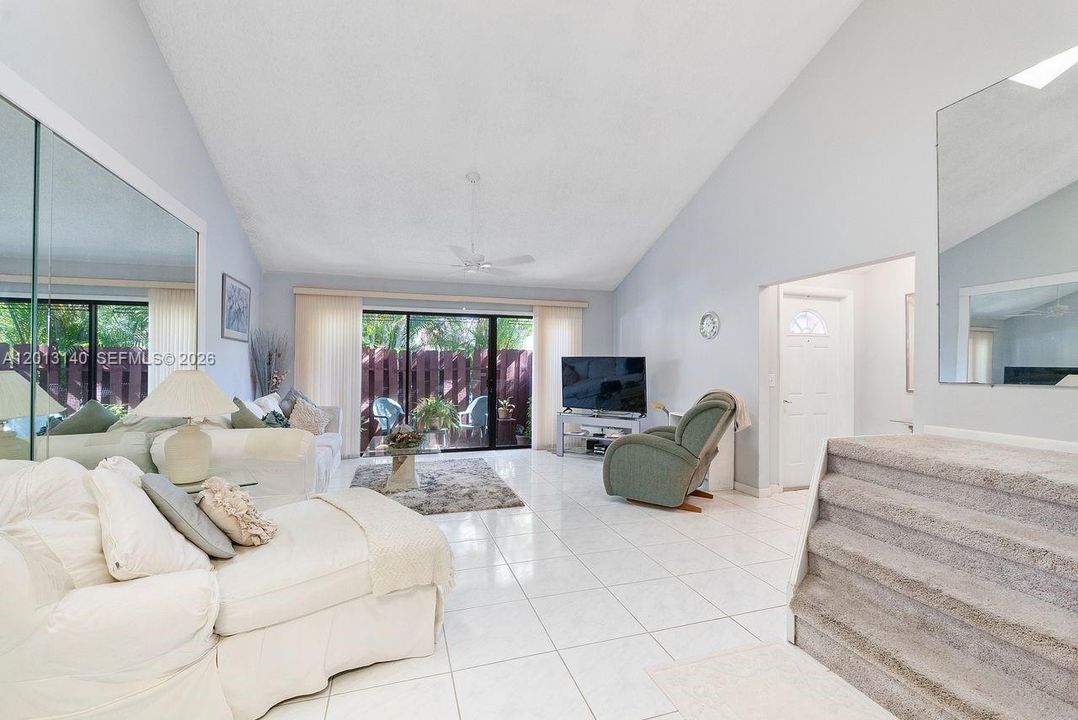 Activo con contrato: $349,000 (2 camas, 2 baños, 1380 Pies cuadrados)