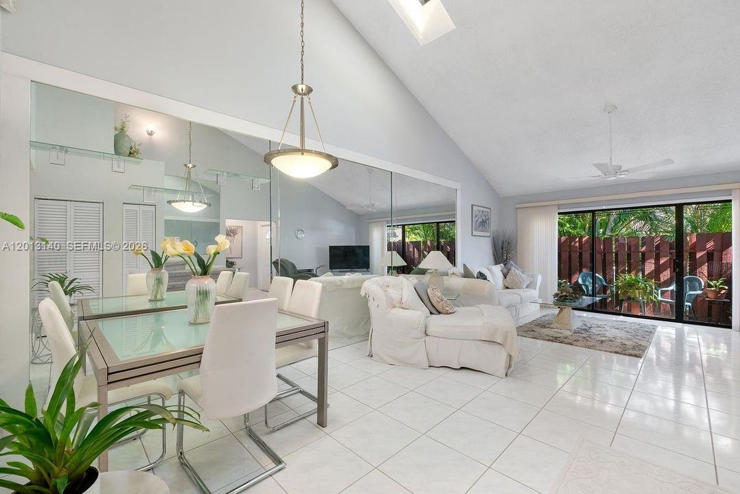 Activo con contrato: $349,000 (2 camas, 2 baños, 1380 Pies cuadrados)