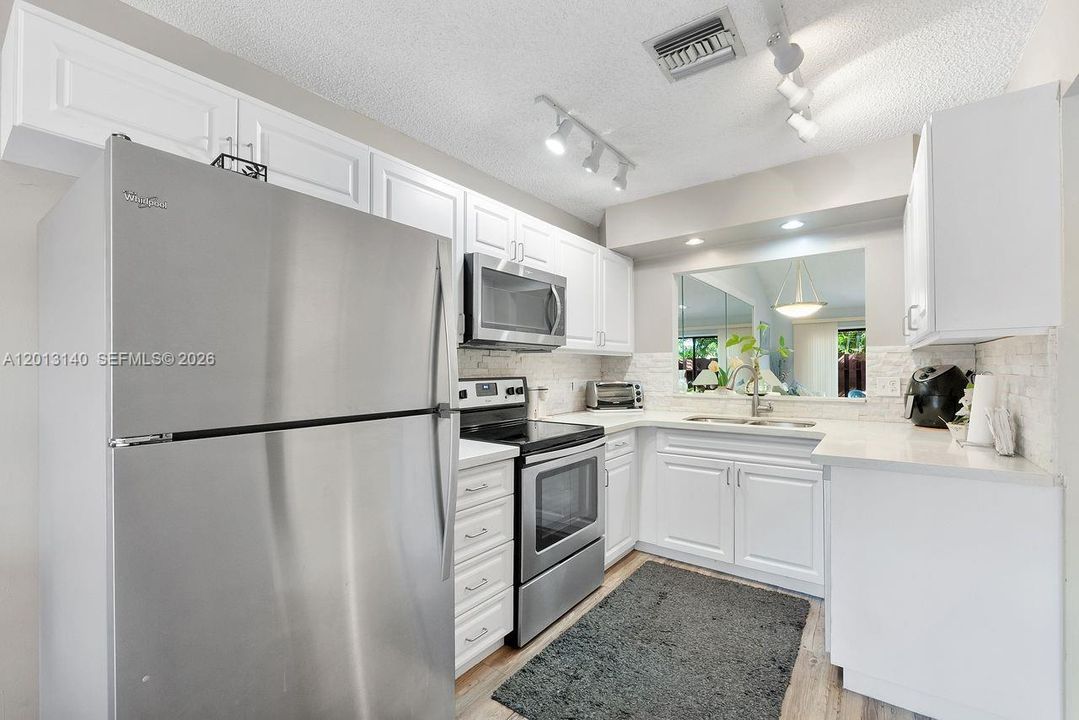 Activo con contrato: $349,000 (2 camas, 2 baños, 1380 Pies cuadrados)