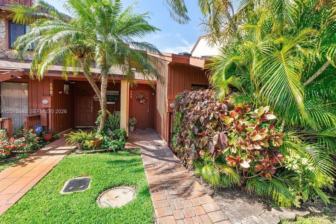 Activo con contrato: $349,000 (2 camas, 2 baños, 1380 Pies cuadrados)