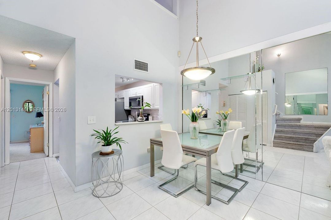 Activo con contrato: $349,000 (2 camas, 2 baños, 1380 Pies cuadrados)
