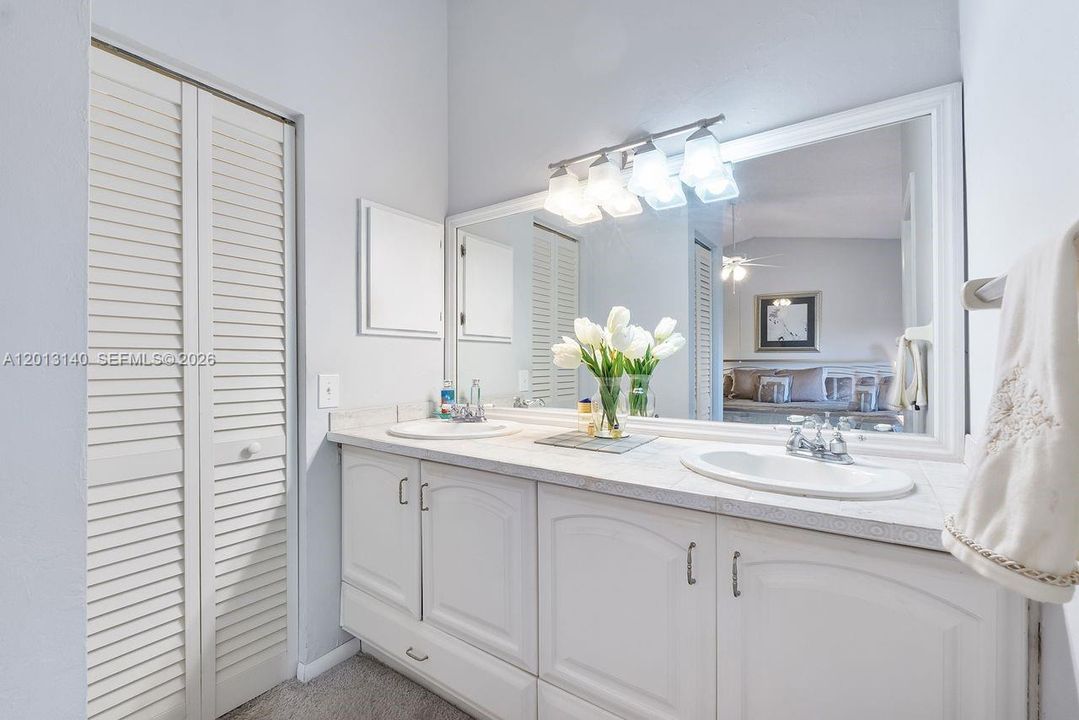 Sitting area, double sinks