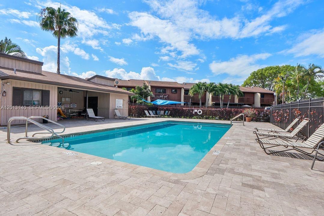 Activo con contrato: $349,000 (2 camas, 2 baños, 1380 Pies cuadrados)