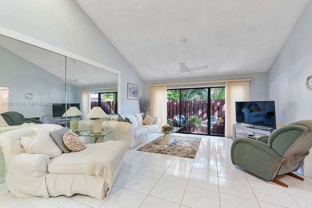 Activo con contrato: $349,000 (2 camas, 2 baños, 1380 Pies cuadrados)