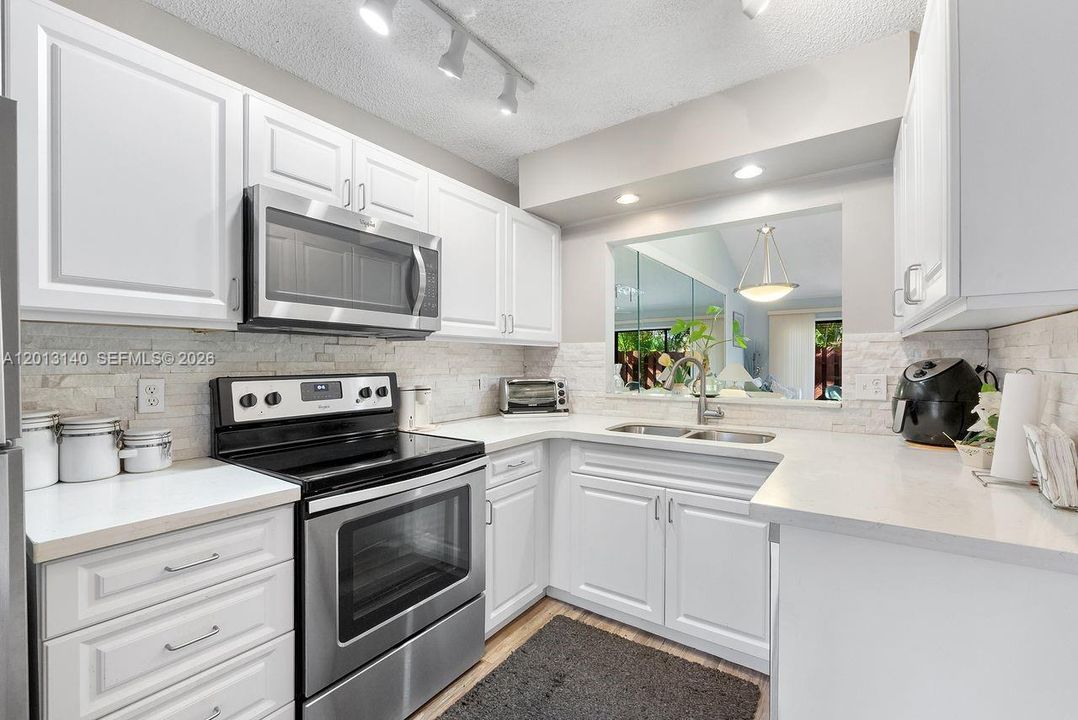 Activo con contrato: $349,000 (2 camas, 2 baños, 1380 Pies cuadrados)