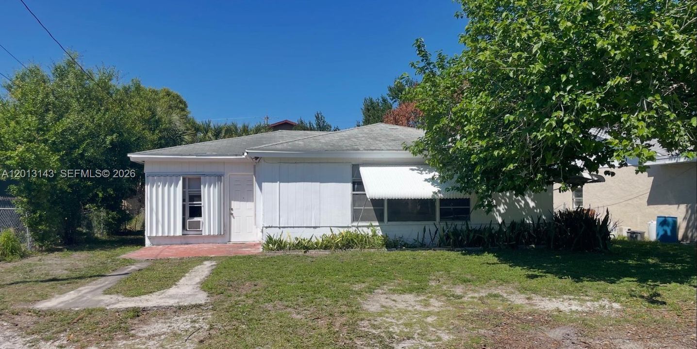 For Rent: $1,300 (2 beds, 1 baths, 942 Square Feet)