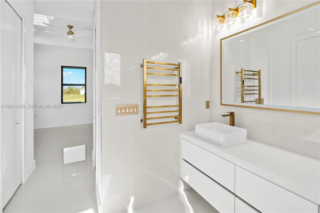 待售: $459,990 (4 贝兹, 2 浴室, 1640 平方英尺)