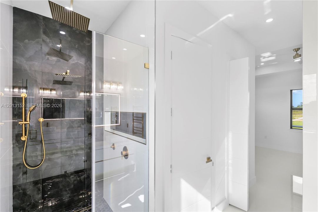 待售: $459,990 (4 贝兹, 2 浴室, 1640 平方英尺)