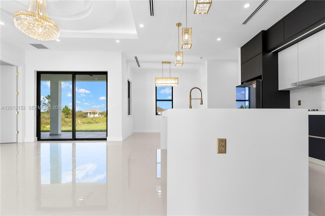 待售: $459,990 (4 贝兹, 2 浴室, 1640 平方英尺)
