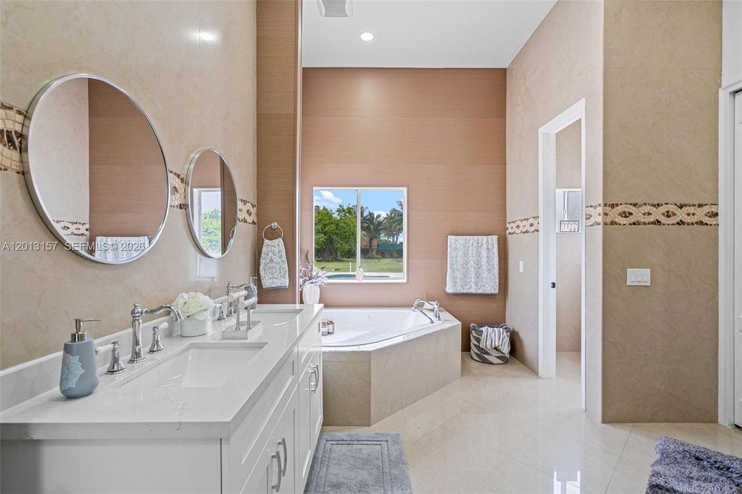 En Venta: $2,199,000 (4 camas, 3 baños, 2978 Pies cuadrados)