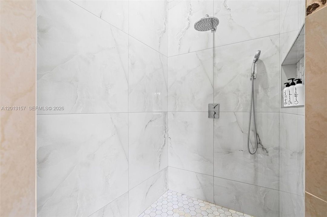 En Venta: $2,199,000 (4 camas, 3 baños, 2978 Pies cuadrados)