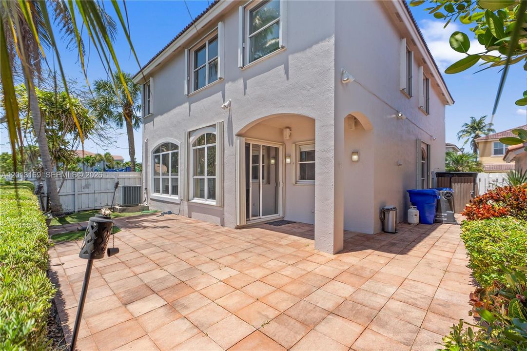 For Sale: $1,018,000 (5 beds, 3 baths, 2680 Square Feet)