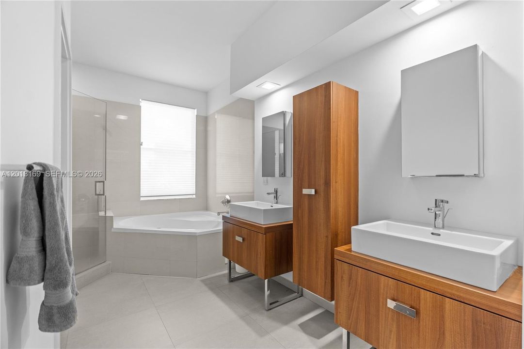 For Sale: $1,018,000 (5 beds, 3 baths, 2680 Square Feet)