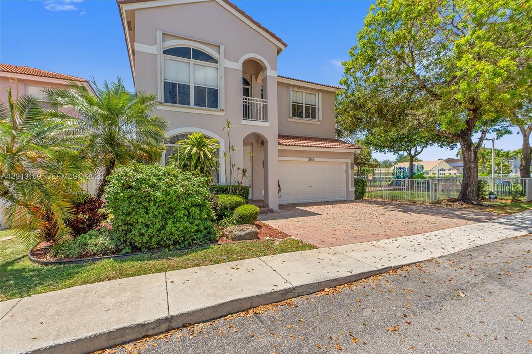 For Sale: $1,018,000 (5 beds, 3 baths, 2680 Square Feet)