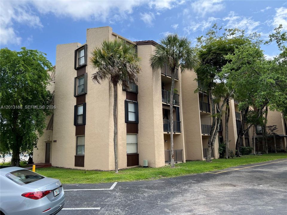 Active With Contract: $209,500 (1 beds, 1 baths, 614 Square Feet)