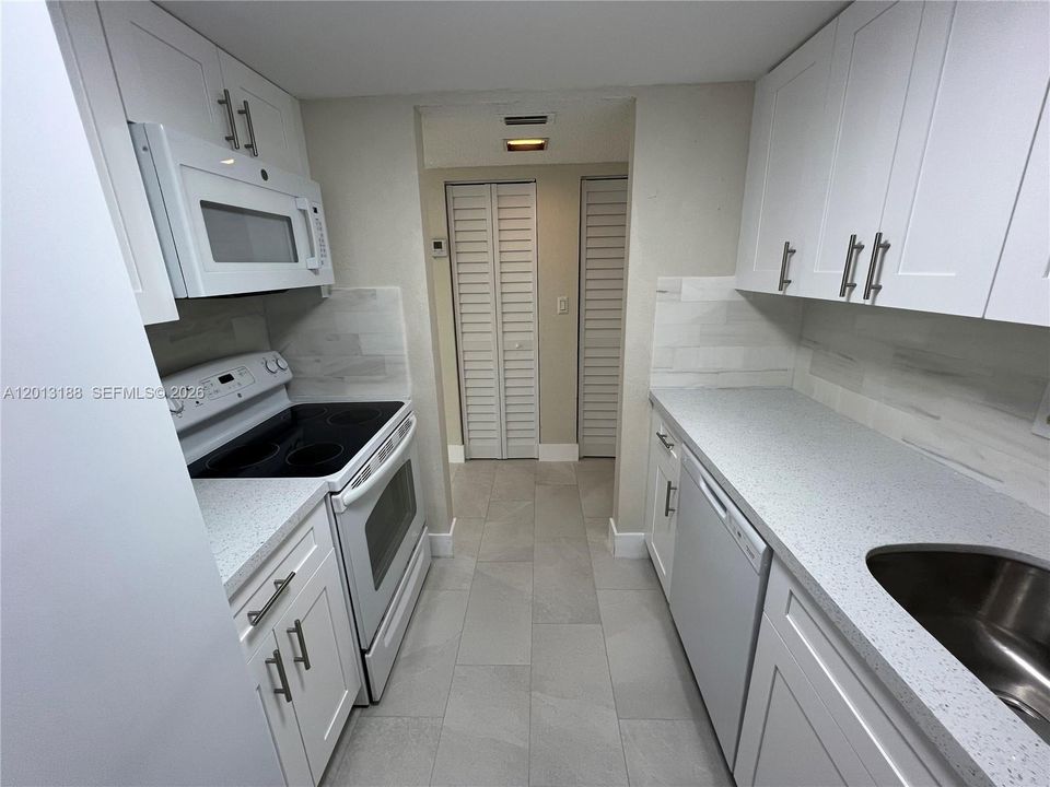 Active With Contract: $209,500 (1 beds, 1 baths, 614 Square Feet)