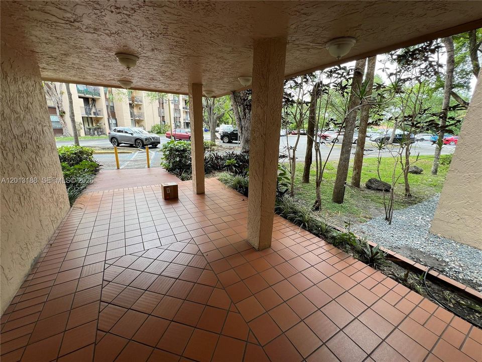 Active With Contract: $209,500 (1 beds, 1 baths, 614 Square Feet)